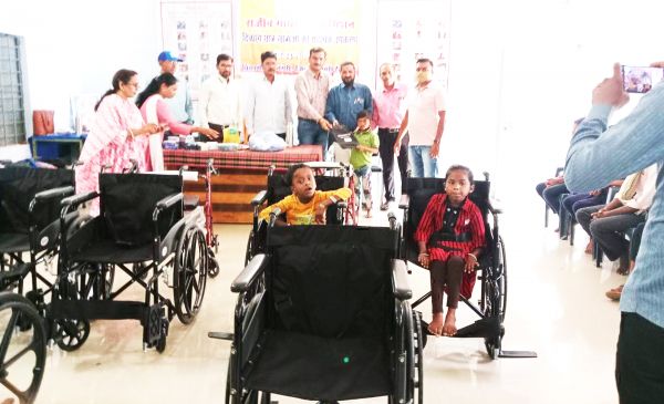 दिव्यांग छात्र -छात्राओं को सहायक उपकरण सामग्री वितरण