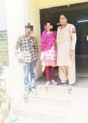 परीक्षा का पर्चा बिगडऩे पर घर से भागी  थी युवती, पुलिस ने परिजनों को सौंपा