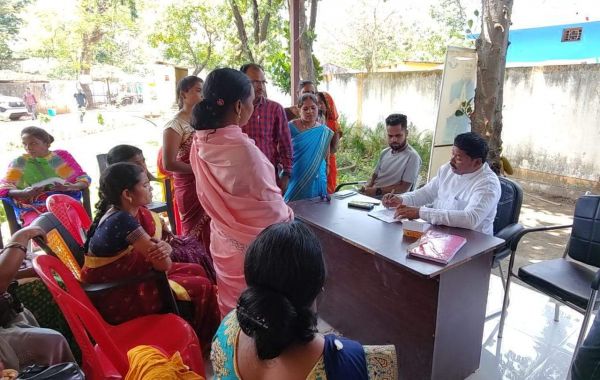 पानी की समस्या को ले विधायक निवास पहुँचे ग्रामीण, पानी टैंकर देने की घोषणा 