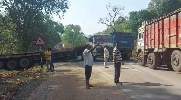 गाड़ी का ब्रेक फेल, एनएच-343 पर लगा लंबा जाम 