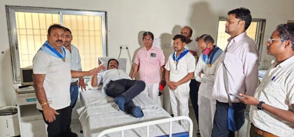 रक्तदान शिविर में पहुंचे विधायक, रक्तदान कर लोगों को किया प्रेरित