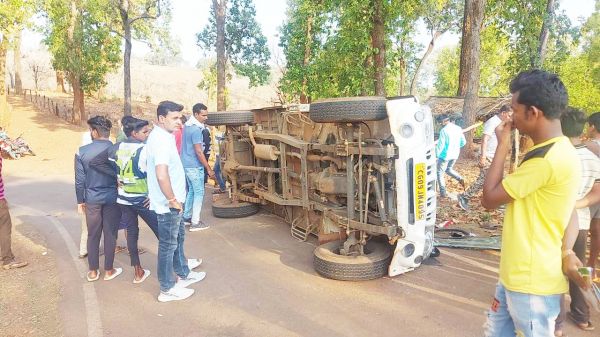 पिकअप पलटने से एक की मौत, 9 घायल