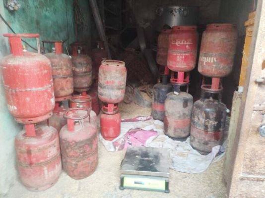 चोरी छिपे सिलेंडर रिफिलिंग का कारोबार, 32 सिलेंडर जब्त 