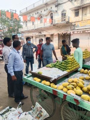 प्रतिबंधित प्लास्टिक : आधा दर्जन फल दुकानों  से निगम ने वसूला 6 सौ जुर्माना