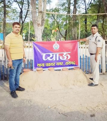 सुरक्षा के साथ सेवाभाव: पुलिस ने लगाया चौक और थाने के सामने प्याऊ 