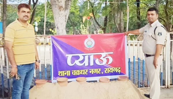 सुरक्षा के साथ सेवाभाव: पुलिस ने लगाया चौक और थाने के सामने प्याऊ  