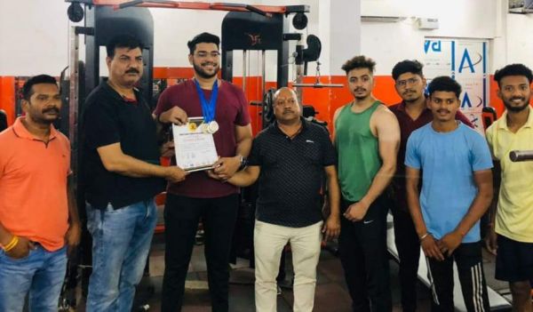 खुशीकांत ने पावर लिफ्टिंग प्रतियोगिता में जीता मेडल