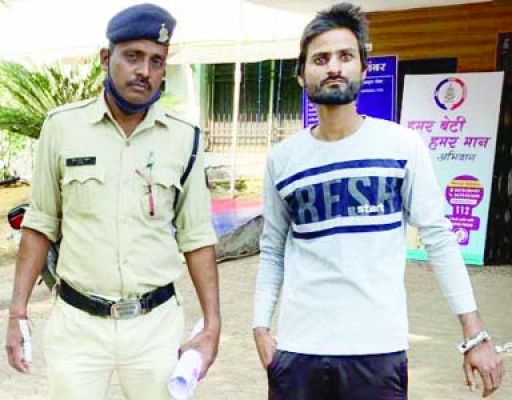 तलवार लहराकर लोगों को धमकाने वाला गिरफ्तार