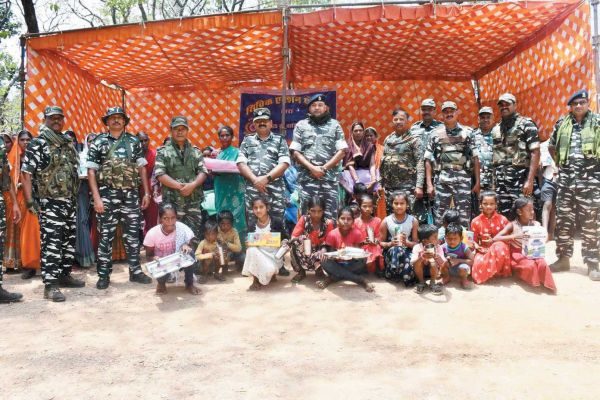 सीआरपीएफ का नक्सल प्रभावित क्षेत्र ओढ़ में सिविक एक्शन प्रोग्राम, ग्रामीणों को बांटे सामान