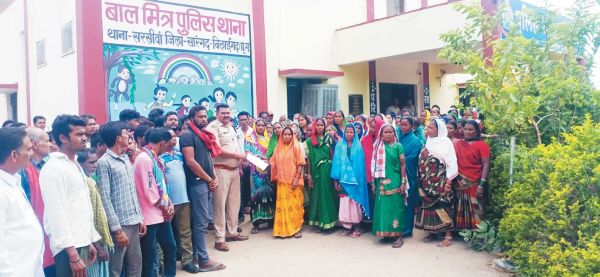 सरपंच पति सहित तीन अन्य पर जान से मारने की धमकी का आरोप, टीआई को आवेदन