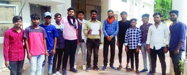 बैंक शाखा प्रबंधक व कैशियर के खिलाफ भाजयुमो ने खोला मोर्चा, हटाने की मांग