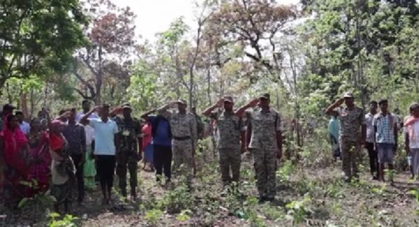 शहीद जवान को श्रद्धांजलि देने मुंडेर पहुंचे कलेक्टर-एसपी