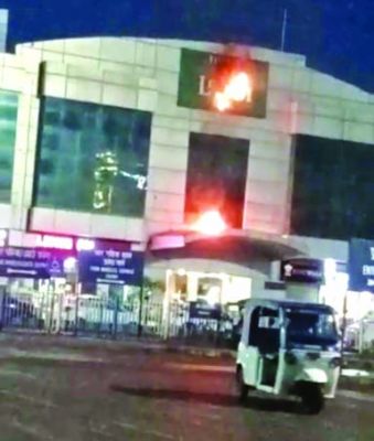 इलेक्ट्रिानिक साइन बोर्ड में लगी आग