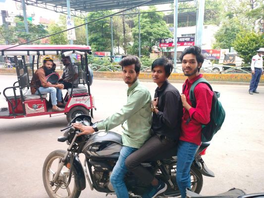 दोपहिया में तीन सवारी, बिना नंबर एवं  ब्लैक फिल्म लगे 337 वाहनों का चालान 