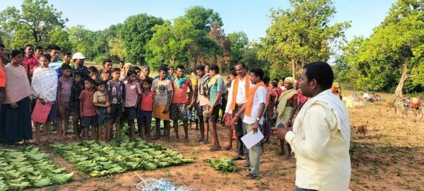 भाजपाइयों की अगुवाई में तेंदूपत्ता फड़ में जन चौपाल