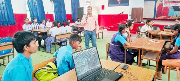 प्रदेश नोडल अफसर ने बच्चों को किया प्रशिक्षित