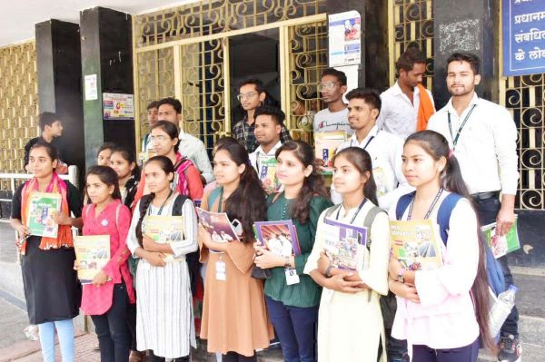दिग्विजय कॉलेज के विद्यार्थियों को किताबों का नि:शुल्क वितरण
