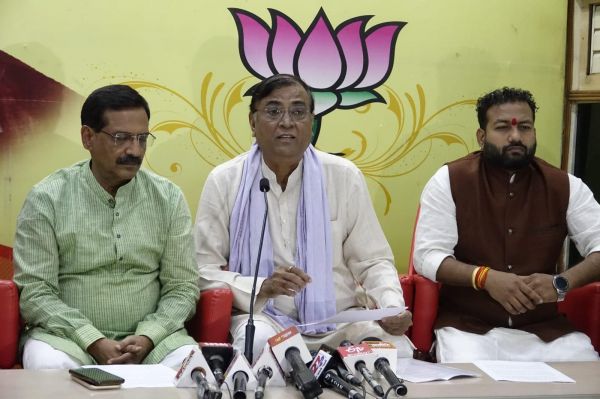 मजदूर दिवस पर मजदूरों का  पैसा दे सरकार-भाजपा