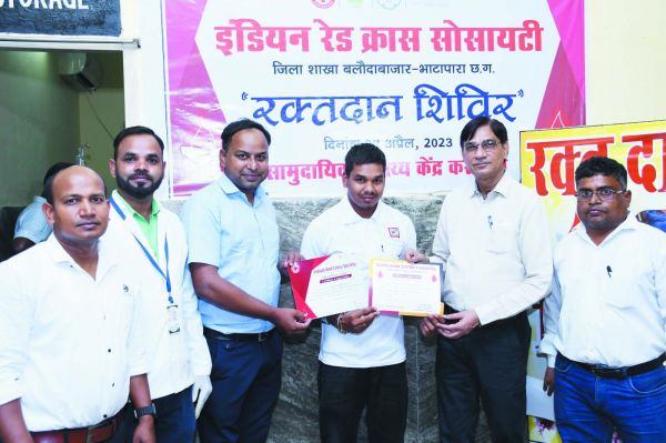 सीएचसी कसडोल में रक्तदान शिविर, 40 ने रक्तदान किया