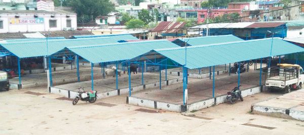 25 साल से करोड़ों की सब्जी मंडी वीरान, सडक़ों पर सज रही सब्जी की दुकान