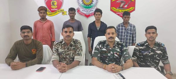 चार नक्सलियों का समर्पण 