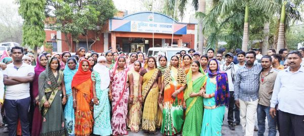 पत्थर खदान की मनमानी खुदाई से पानी के लिए तरसते घोरदावासियों ने घेरा थाना