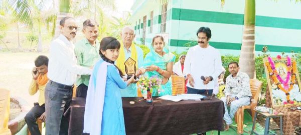 शासकीय स्कूल पथर्रा में वार्षिक परीक्षा परिणाम व पुरस्कार वितरण