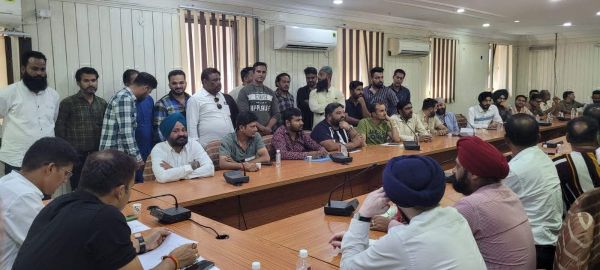 पुराने वाहन विक्रेताओं के साथ पुलिस की बैठक