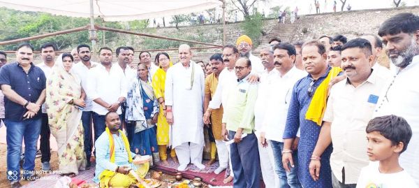 नवापारा महानदी में विधायक ने डाइक निर्माण का किया भूमिपूजन