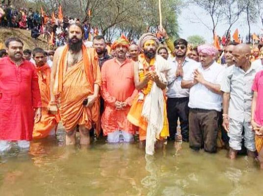 व्हाट्सएप व फेसबुक से धर्म की जानकारी ले रहे हैं हिन्दू -राजीवलोचन महाराज