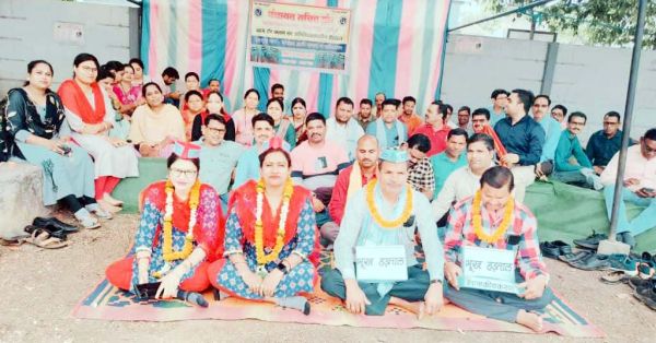 शासकीयकरण की मांग, पंचायत सचिवों की क्रमिक भूख हड़ताल जारी