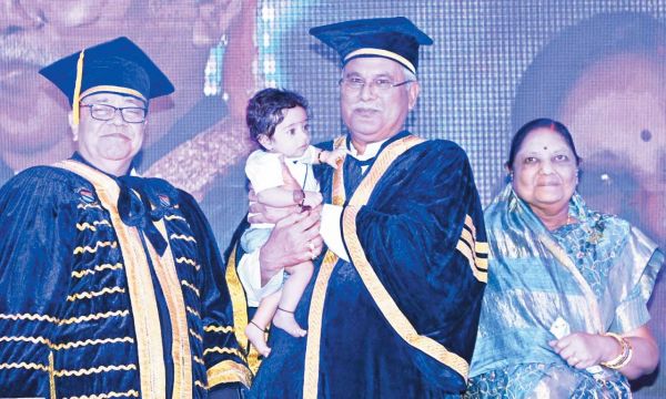 दादा को डॉक्टरेट, पोता गवाह बना