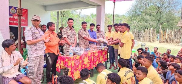 एसपी ने ग्रामीणों को दी कर्ई जानकारियां, युवाओं को खेल सामग्रियां