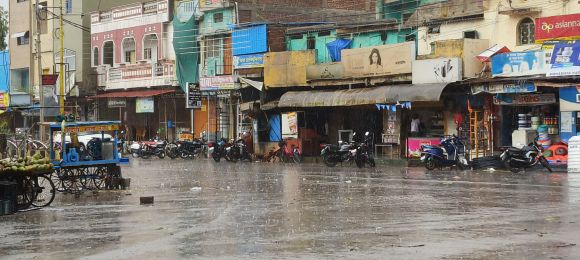 वैशाख के महीने में झड़ी से बदला मौसम
