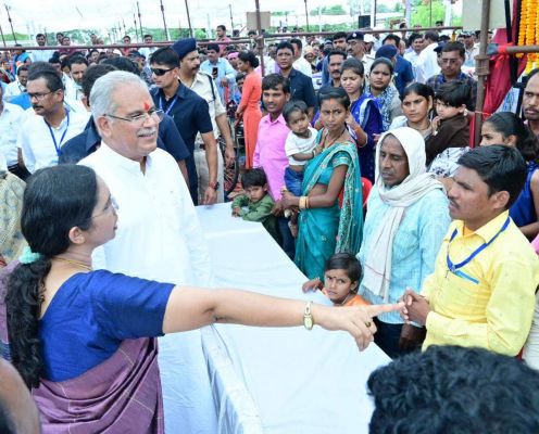 कभी मजदूरी कर विजय के जिन हाथों में कुल्हाड़ी, कुदाल से पड़ जाते थे छाले आज उन्हीं हाथों में कलम