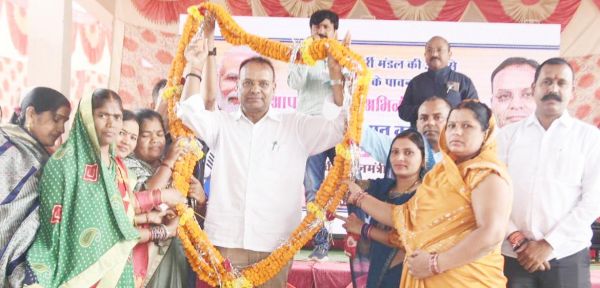 मोदी से मन की बात सुन विधायक का किया सम्मान