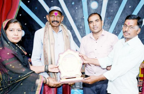 अछोटी में सेवानिवृत्त  प्रधानपाठक को दी विदाई