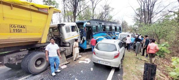 बस-ट्रेलर में भिड़ंत, दर्जन से अधिक यात्री घायल