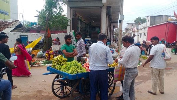 साप्ताहिक बाजार में प्रतिबंधित पॉलीथिन जब्त, जुर्माना