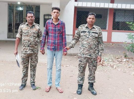 गांजा की अवैध बिक्री के लिये ग्राहक तलाश रहा निगरानीशुदा बदमाश गिरफ्तार 