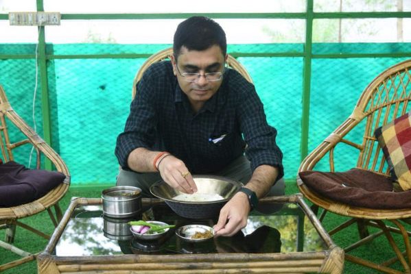 नये कलेक्टर और एसएसपी ने बासी खाकर मनाया हमर बोरेबासी तिहार