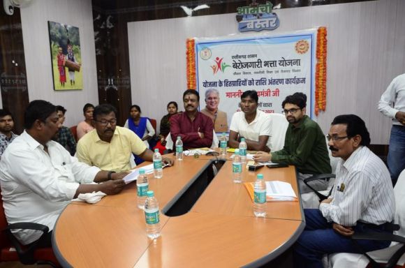 मुख्यमंत्री ने बेरोजगारी भत्ता योजना के हितग्राहियों को किया राशि अंतरण