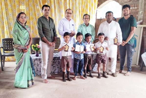 वार्षिक परीक्षा परिणाम घोषित, देवमणि सिन्हा सौ फीसदी अंक से प्रथम