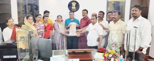 कलेक्टर चंदन कुमार को शुभकामनाएं  देते दी विदाई