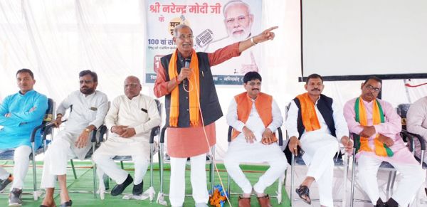 भाजपाईयों ने सुनी प्रधानमंत्री की मन की बात की 100वीं कड़ी