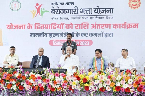मुख्यमंत्री ने बेरोजगारी भत्ता योजना के राशि अंतरण की शुरुआत की