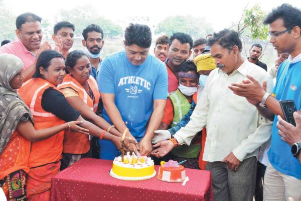 महापौर ढेबर ने सफाई मित्रों के साथ केक काटा