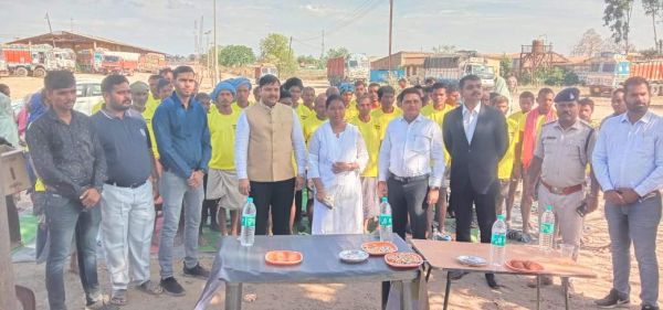 मजदूरों के उत्थान के लिए  बनाए कानूनों व अधिकारों  की दी जानकारी 