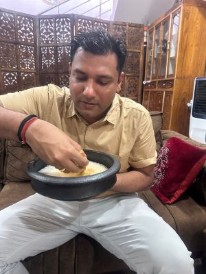 एसपी ने बोरे बासी खाकर श्रमिकों को दी मजदूर दिवस की बधाई 