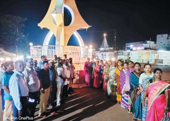 शहीद जवानों को नमन कैंडल जलाकर दी श्रद्धांजलि